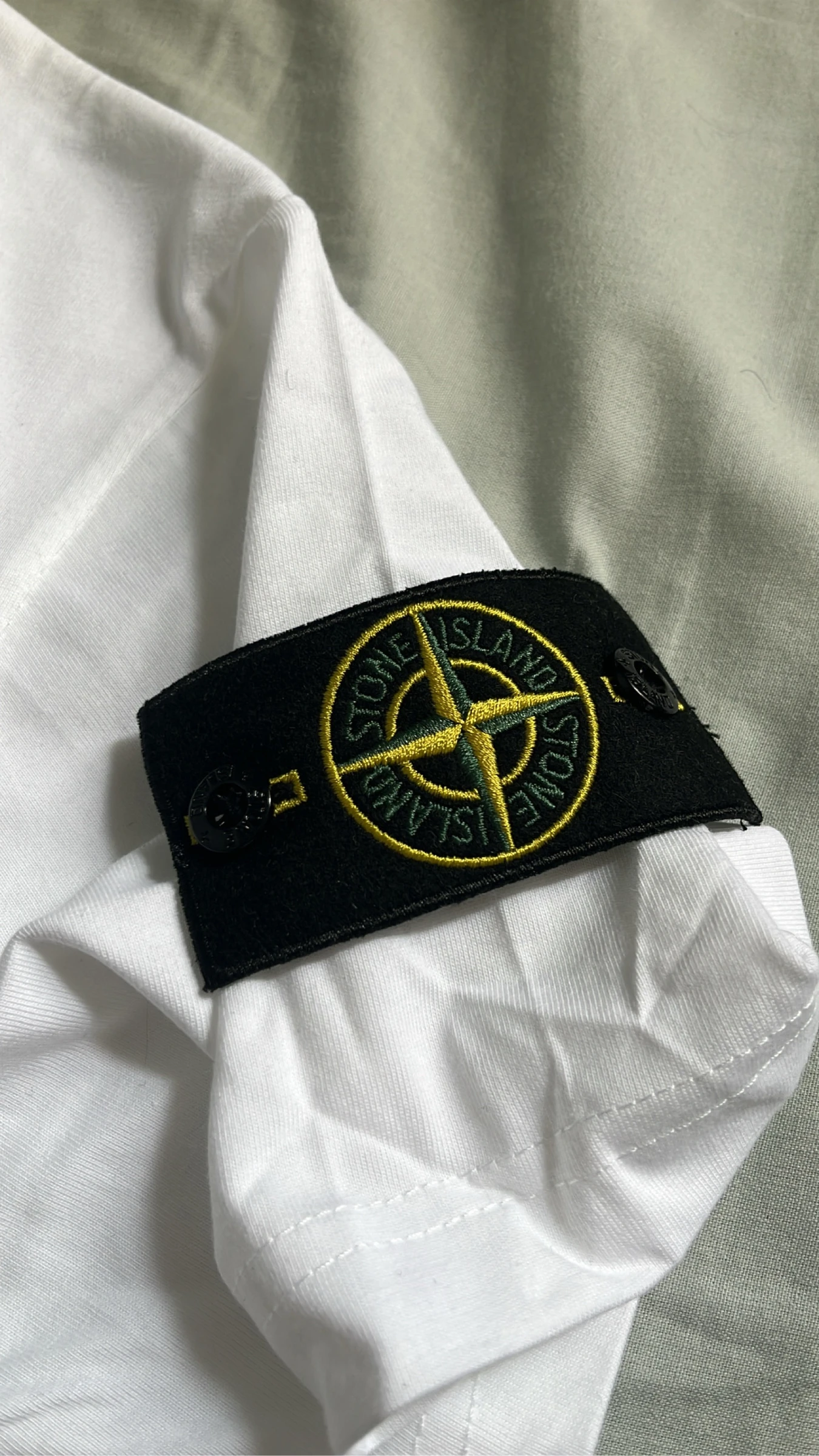 Conjunto Stone Island – T-shirt branco + short cinza – photo 3